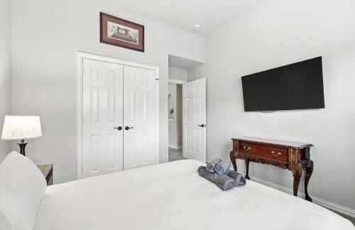 Lewisville Luxe Pool Getaway - Patio BBQ TV Room - Foto 32