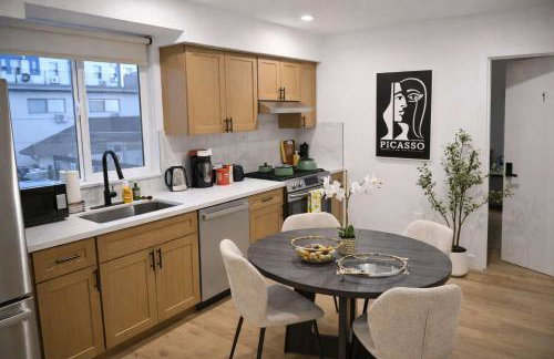 Luxe Ensuite in Shared Home-Minutes to USC - Photo 2