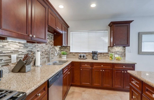 Beautiful Remodel 3 Bedroom 2 Bathroom Home With Pool & Jacuzzi - Foto 23