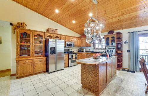 Just a Cast Away Cassville Cabin with Covered Deck - Foto 7