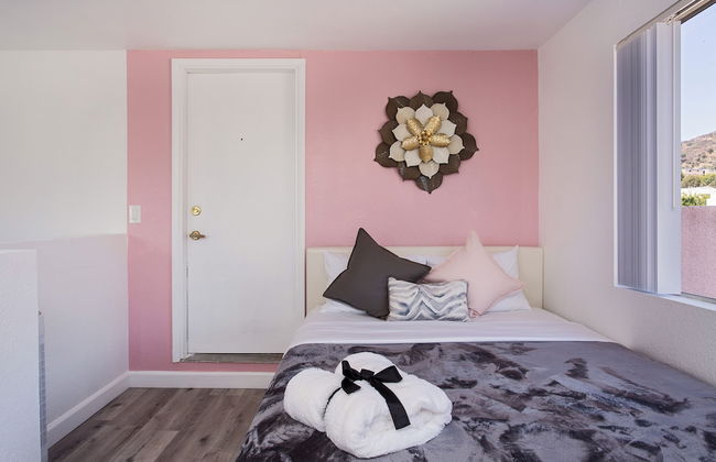 Extravagant Hollywood Cosmo Suites - Photo 10