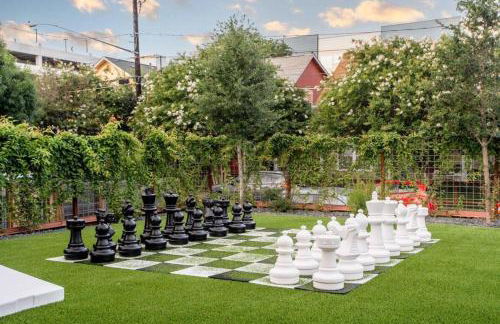 Queens Gambit - 7 Minutes from Downtown - Sleeps 16 - Foto 7