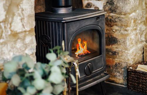 Delightful Cotswold Cottage for two, Log Burner, Garden & Dog Friendly - Photo 15