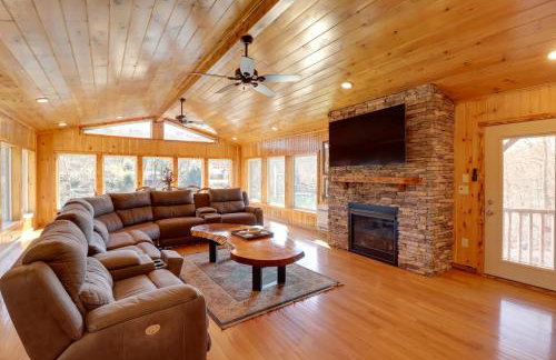 Family-Friendly Riverfront Manor on the Little Red - Foto 1