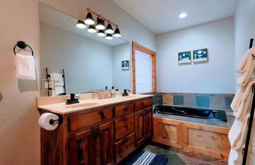 Luxury Cabin with Heated Pool, Hot-Tub & Deluxe Outdoors - Photo 12