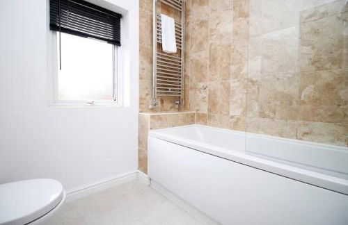 Modern and Cosy 3 Bed House Close to Cardiff City Centre perfect for Family Relocations, Contractors & Groups by Gurkha Stay with Free Parking and Wifi - Foto 4