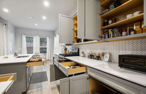 Luxe Modern 4B House with Office 20 min to DT - Foto 17