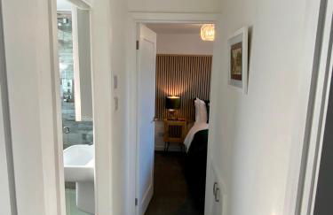 THE HIDEAWAY - LUXURY SELF CATERING COASTAL APARTMENT with PRIVATE ENTRANCE & KEY BOX ENTRY JUST A FEW MINUTES WALK TO THE BEACH, SOLENT WAY WALK, SHOPS and many EATERIES & BARS - FREE OFF ROAD PARKING,FULL KITCHEN, LOUNGE,BEDROOM , BATHROOM & WI-FI - Foto 21