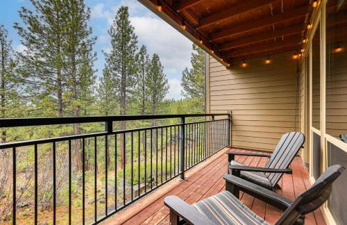 Chic Bend Condo with Fireplace and Forest Views! - Foto 22