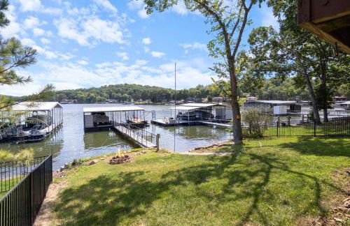 Pet-Friendly Lakefront Home in a Quiet Cove w/ Netflix, Outdoor Seating, Boat Slip - Foto 33