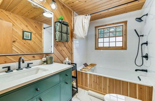 8 Mi to Mt Snow Cozy Bear Cabin with Hot Tub! - Foto 11