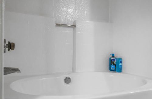 Entire Private Home with 4 Bedrooms, Pool, Hot Tub, King Bed, Garage, Available Now - Foto 57