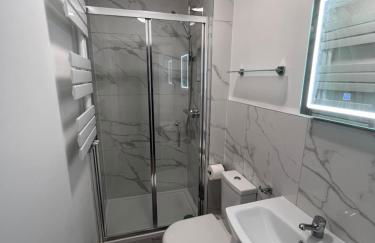 Beautiful stylish 2 bed apartment with free parking - Photo 16