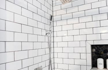 The Swiss Hill Farmhouse - 5 Bedrooms w Hot Tub - Foto 26