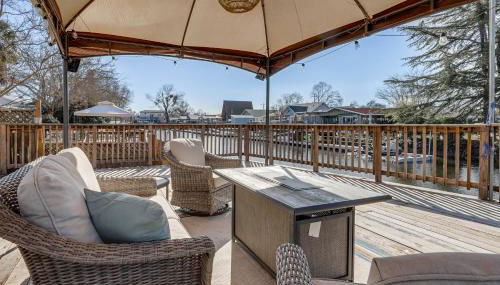 Clear Lake Gem on Canal with Dock Dogs Welcome! - Foto 4