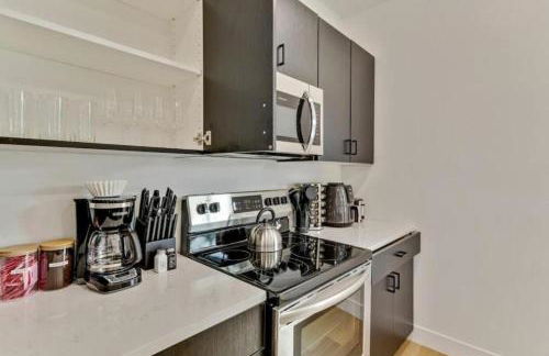 3 Min to DT - 2 Car Garage - Lux Townhome - King Bed - Foto 17