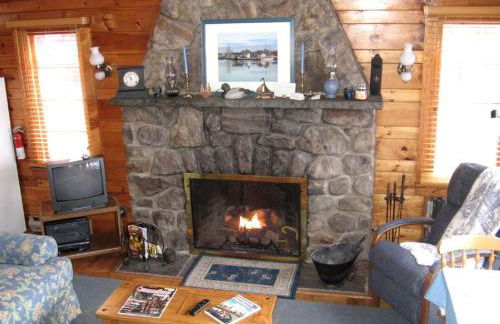Idyllic Waterfront Log Cabin in Wayne County Overlooking Lake Wallenpaupack, Pennsylvania - Foto 2
