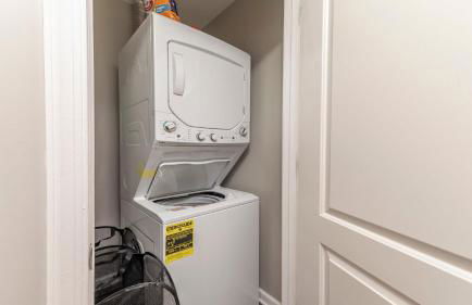 Stylish 3BR 3BA Colonial House by CozySuites - Foto 33