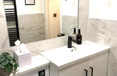 Boutique Chapel Apartment within City Walls - Photo 15