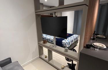 Studio 124 luxuoso, novo, bem equipado com ar condicionado e cozinha completa - Centro Mogi - Foto 16