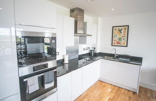 Stunning Riverside View Apartment, near Canary Wharf & O2 - Photo 30