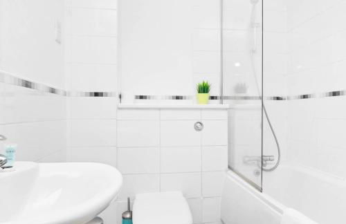 Three Bed House - Parking - Garden - Fast Wi-Fi 19LL - Foto 6