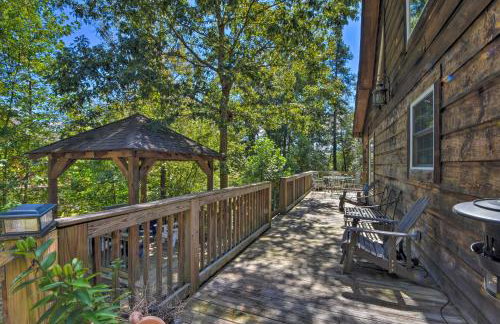 Lovely Lake Hartwell Retreat Dock, Deck and Grill! - Foto 25