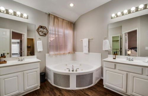 Heart of Grand Prairie 4BD with Pool & Game Room - Foto 20