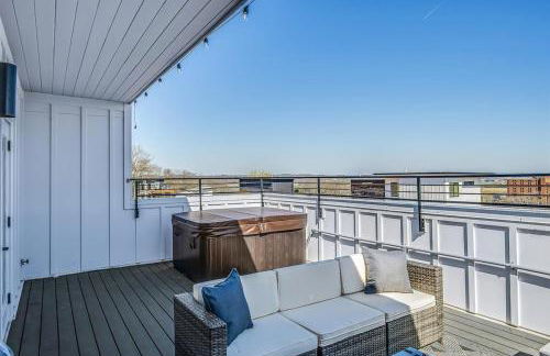 Spacious Nash Home for 12 Guests with Rooftop Views and Hot Tub - Photo 9