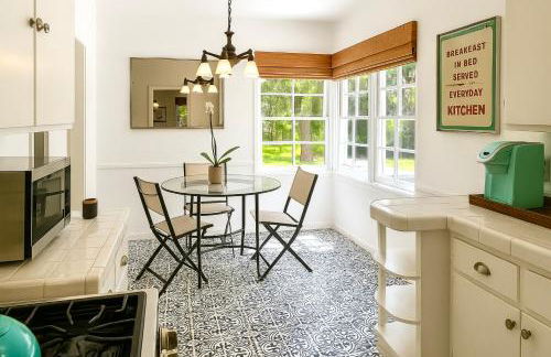 Enchanting Hollywood Hills Oasis with Tree-Top Views, Serene Outdoor Living Room, Zen Garden, Free Attached Garage, Sleeps 6, in LA's Most Desirable, Central, Serene Canyon Neighborhood, and Only 2 Minutes to Hollywood Boulevard - Foto 19