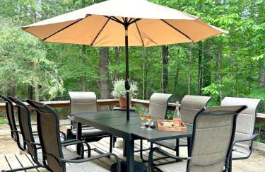 Stylish Forest Lodge with Large Hot Tub, Firepit and Fireplace minutes to Gore Mountain - Foto 57