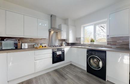 Beautiful & Spacious with 2 Free Parking Spaces - SRK Accommodation - Photo 8