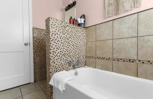 10 Mins to Legion Field Stadium- Blushing Bungalow - Foto 7