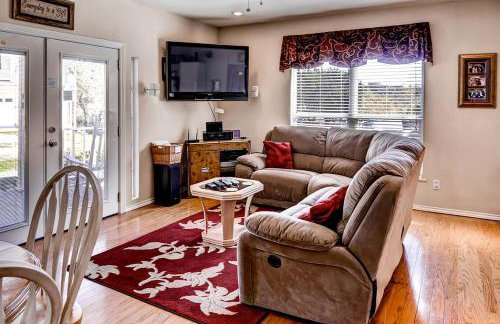 Joyful Cottage Rental for Couples with Poolside Cabana near San Antonio, TX - Foto 16