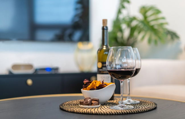 Sunlit Urban Escape with Balcony by Sea N Rent - Foto 13