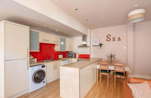 Charming Beachside Town House - Photo 7