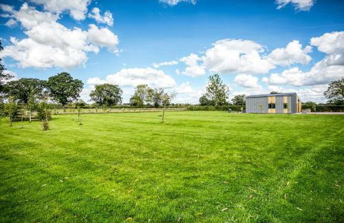 PRIVATE LUXURY BARN IN ITS OWN 0.75ACRES - Photo 13