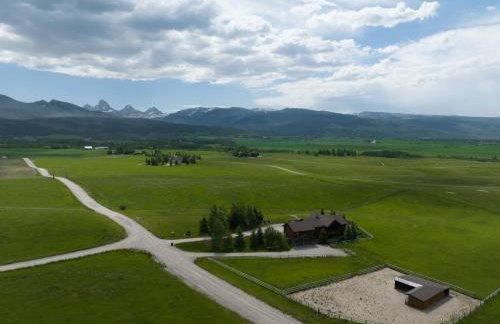 Teton Melody by KABINO Partial Air Conditioning Hot Tub FirePit Foosball Telescope Games WiFi Grill Mtn Views - Foto 45