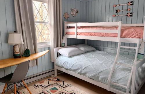 Stylish and Cozy Cabin, Walking Distance to Big Bass Lake - Foto 33