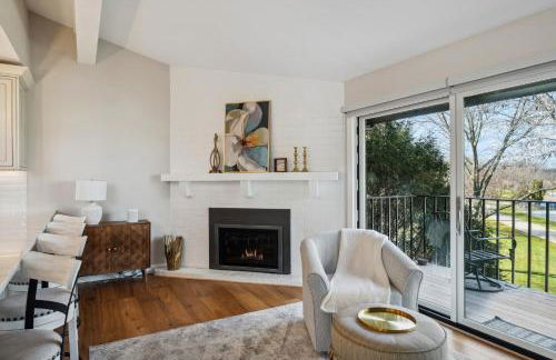 Elegant 4-Season Lake Geneva Condo with Fireplace! - Foto 5