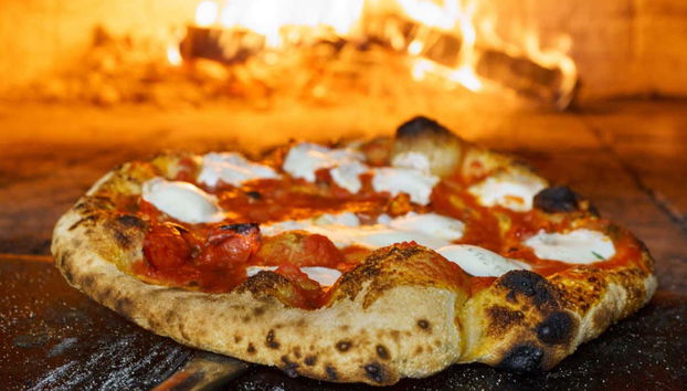 Pizza hecha en horno de leña