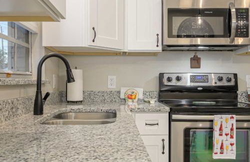 Hook, Line and Leisure Lakefront Gem with Porch! - Foto 14