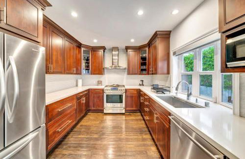 Charming 3BR with Ping-Pong and Spa! - Foto 36