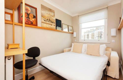 Veeve - Garden Square Serenity - Photo 12