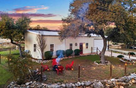 Barndominium with Farm and Firepit near Lake Georgetown - Foto 1