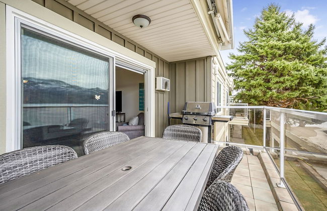 Spacious Lakefront Condo w Amazing View - Photo 12