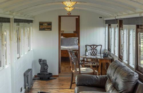The Railway Carriage - Photo 11