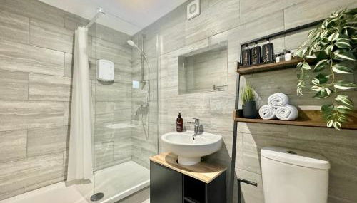 Central 4 Bed Home, FreeParking, 5TVs, Superfast WiFi - Foto 4, towels, Shower