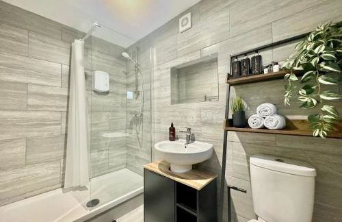 Central 4 Bed Home, FreeParking, 5TVs, Superfast WiFi - Photo 4