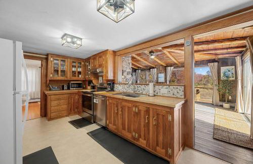 Coastal Red Farmhouse w/Firepit - Holiday Home - Foto 7